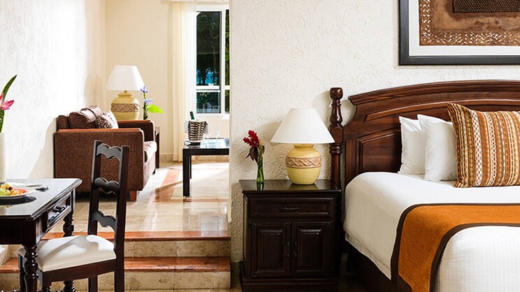 Oceanfront Pool Swim Up Suite