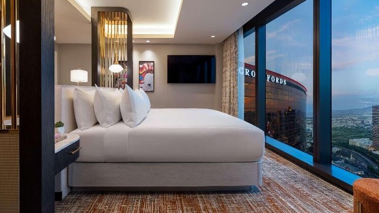 Strip View Entertainment Suite – One King Bed