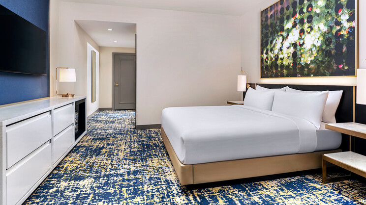 Deluxe Room – One King Bed