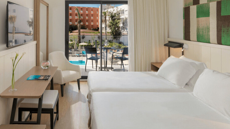 Superior Pool View or Lateral Sea View