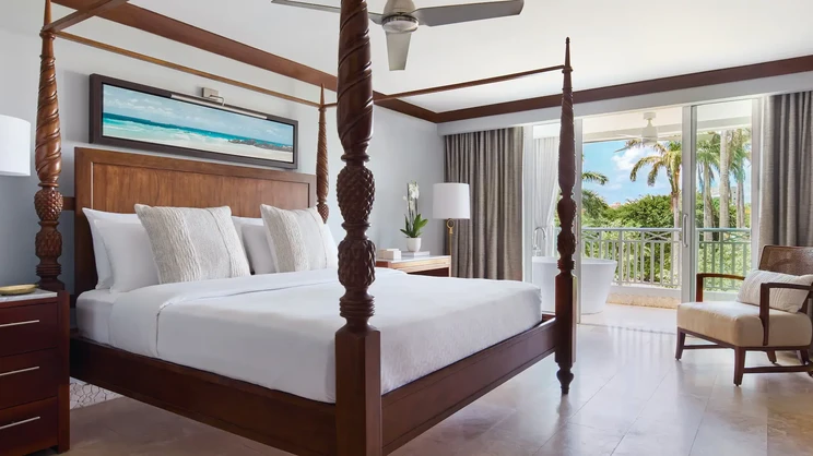 Crystal Lagoon Luxury Honeymoon Room with Soaking 