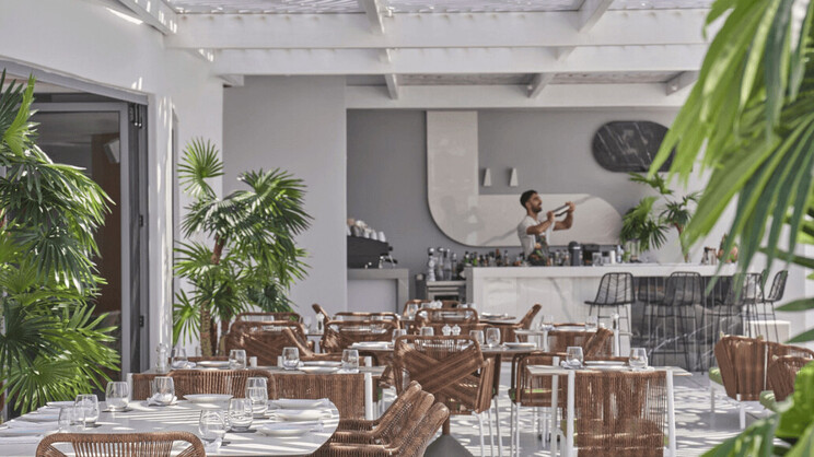 Kouros Hotel & Suites