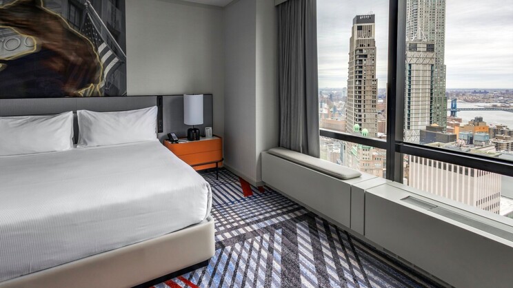 1 Queen Bed Deluxe Room