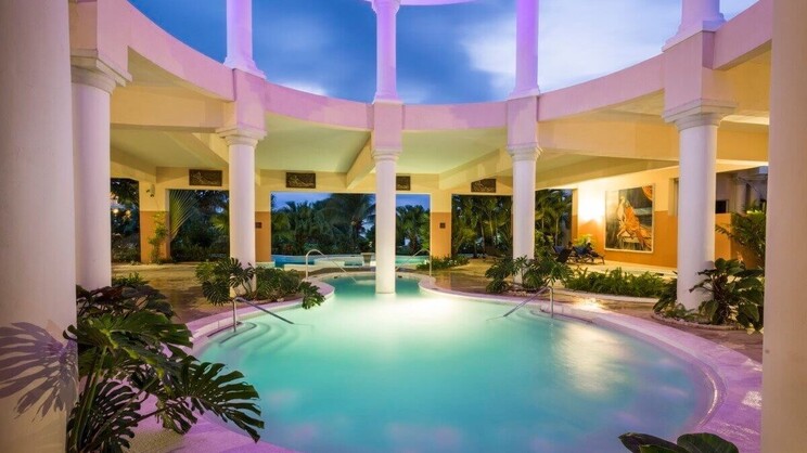 Grand Palladium Lady Hamilton Resort & Spa