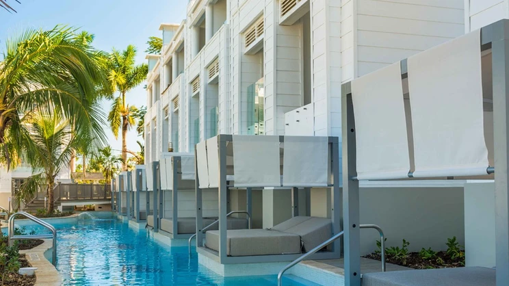 Deluxe Swim-Up Room