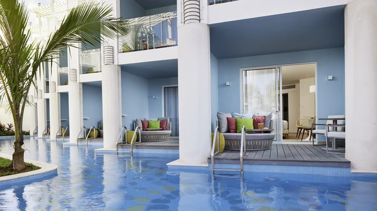 Premium Swim-Up Suite