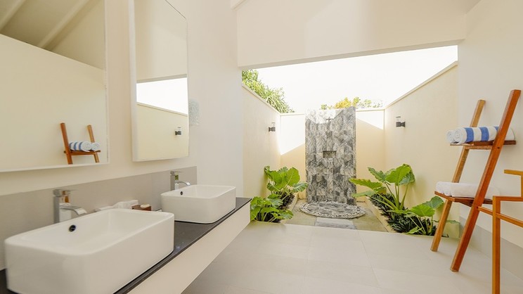 Superior Beachfront Bungalow & Rooms