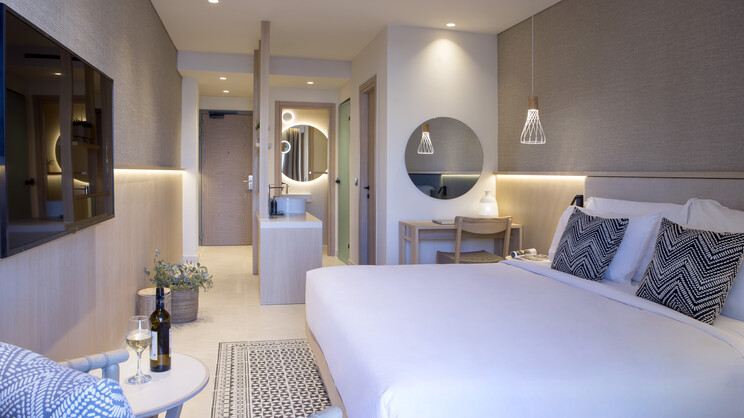 Deluxe Double Room with Pool View and Shared Pool