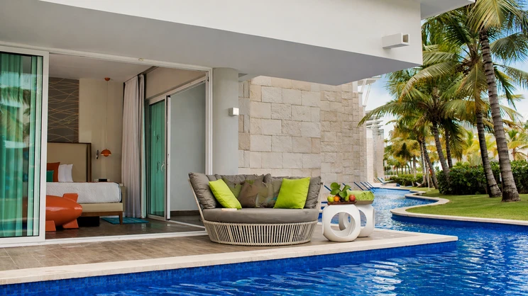 Swank Wraparound Swim-Up Suite