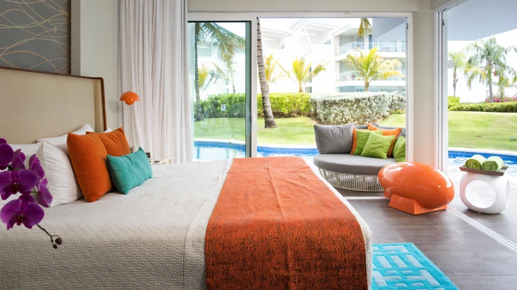 Swank Wraparound Swim-Up Suite