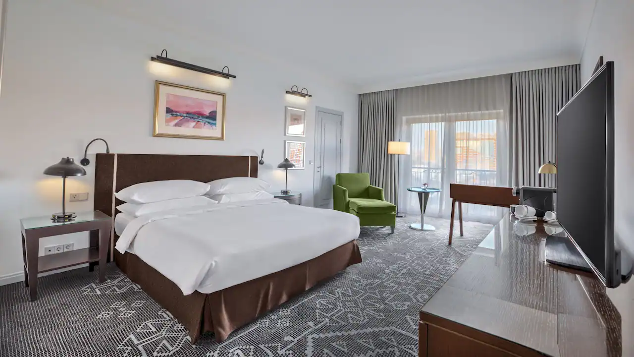 1 King Bed with Club Access