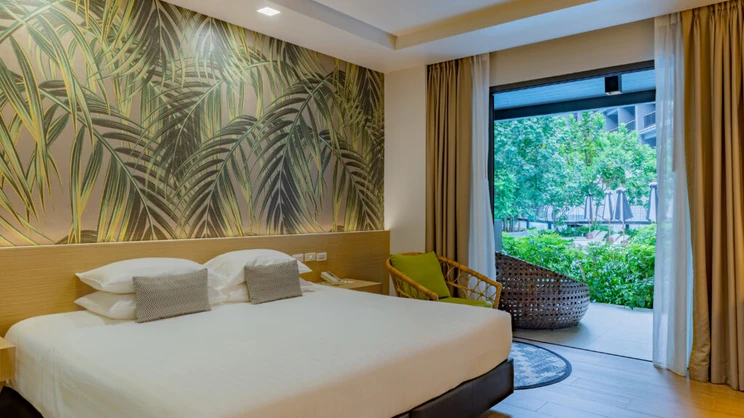 Deluxe Pool Access Room