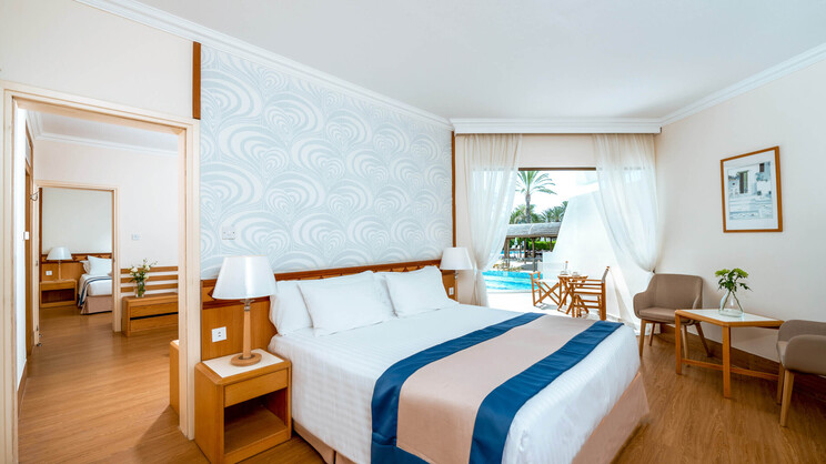 Family Interconnecting Superior Swim-up Room 