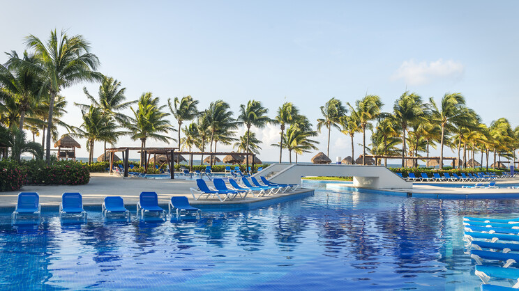 BlueBay Grand Esmeralda