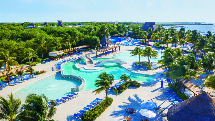 BlueBay Grand Esmeralda