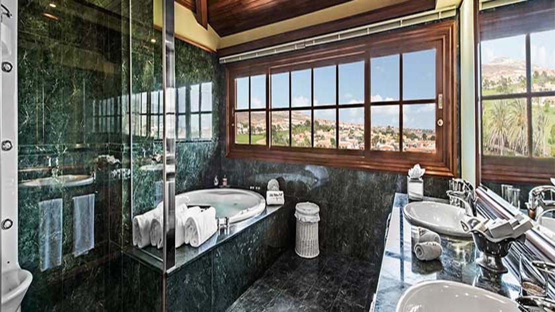  Penthouse Suite with Golf Course View