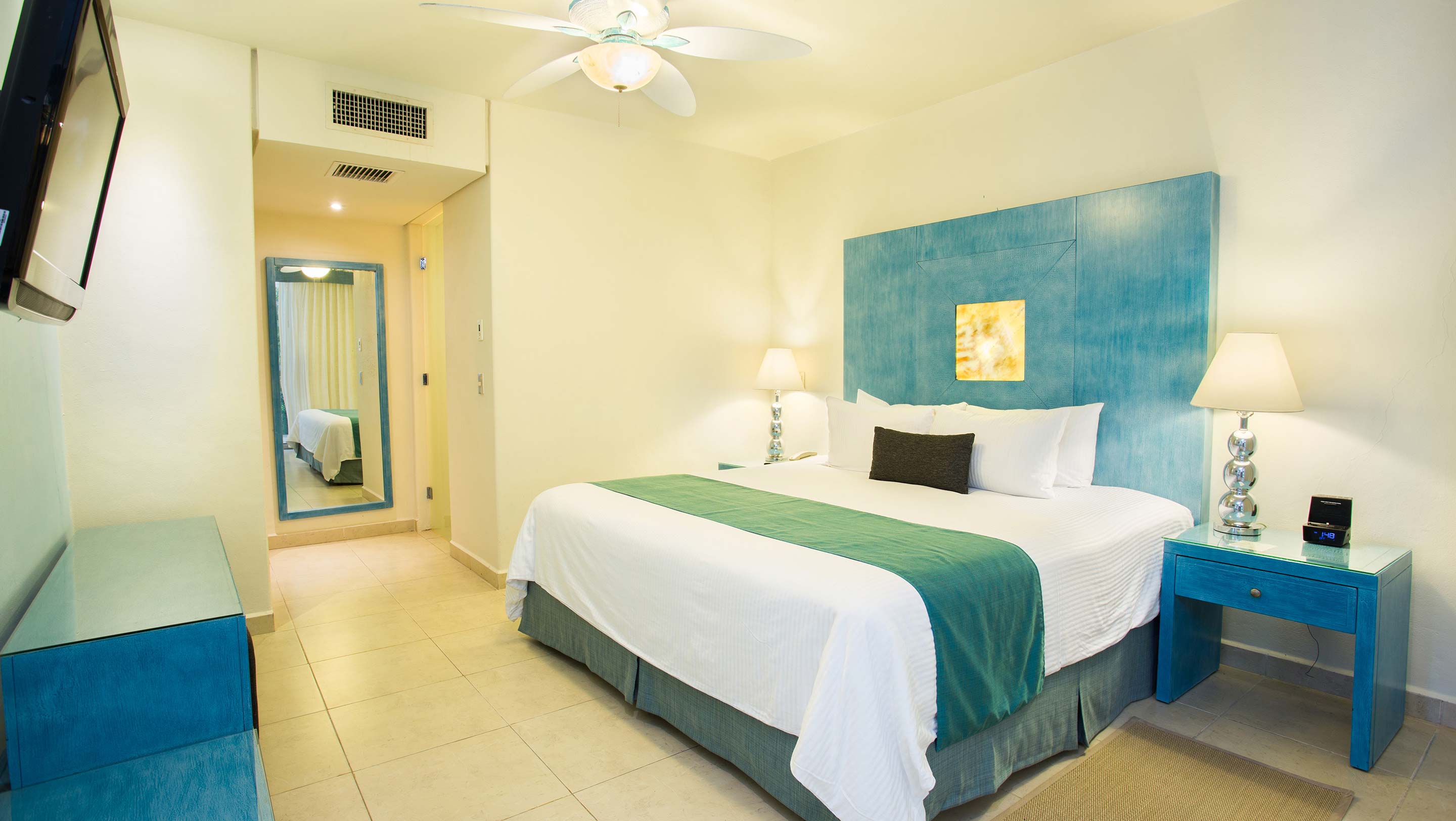 Preferred Club Junior Suite Swim-Up Beach Front