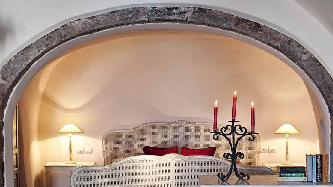  Deluxe Suite with Indoor Jacuzzi 