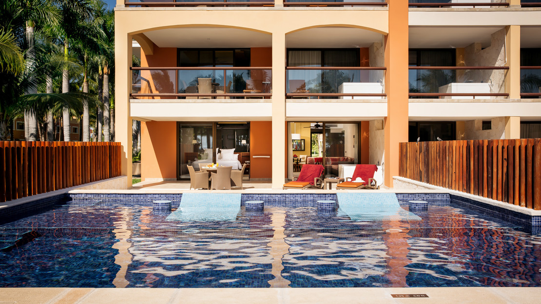 Swim-up Premium Level Suite