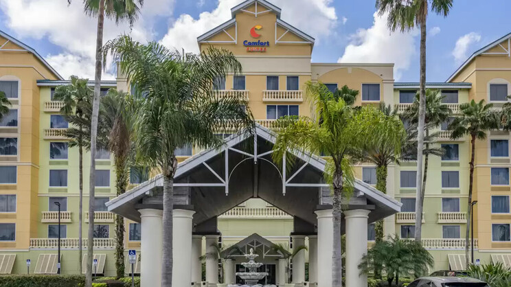 Comfort Suites Maingate East