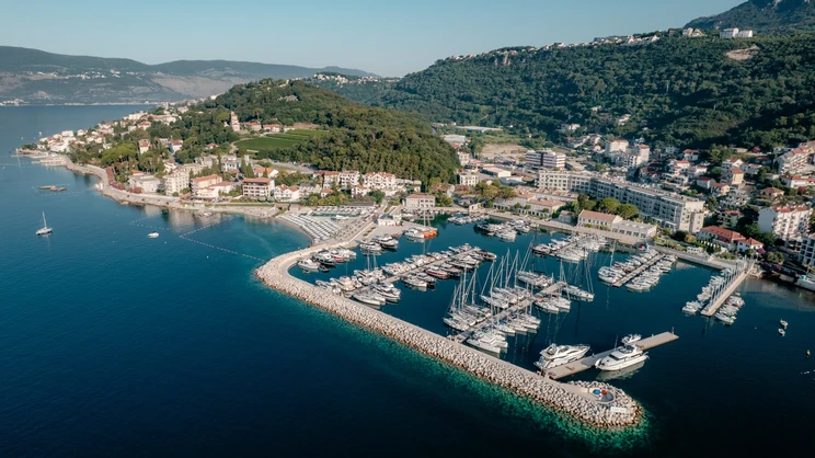 Lazure Hotel & Marina